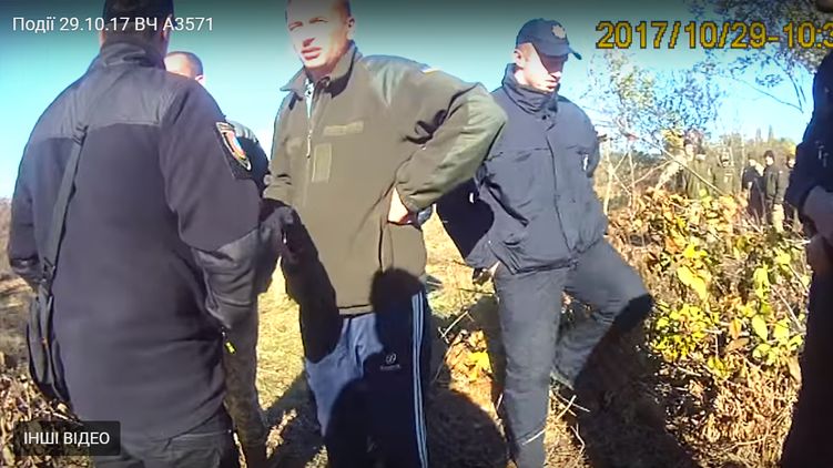 Полиция встала между военными и частниками, фото: Ruslan Forostyak/Youtube