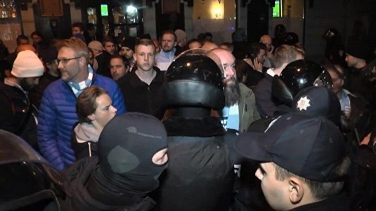 Полиция устроила облаву около ночного клуба во Львове, фото: press.coop-ua.org