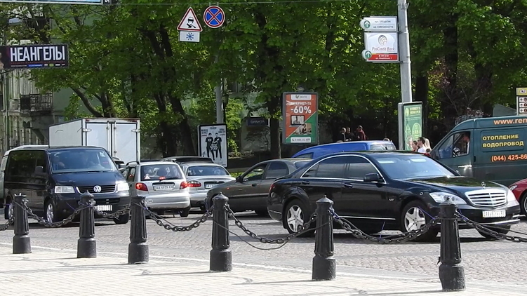 Этот бронированный седан выдерживает обстрел из автомата Калашникова, фото: Аркадий Манн,