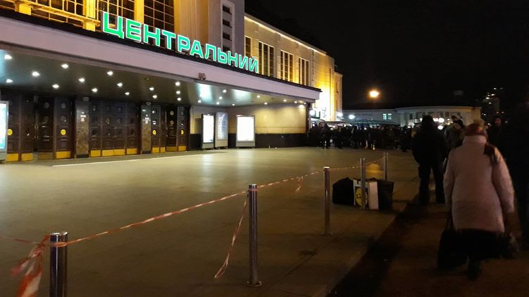 Киевский железнодорожный вокзал. Центральный вход заблокирован. Фото