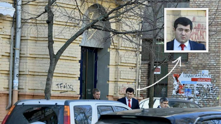 Насиров со своими адвокатами на выходе из кафе