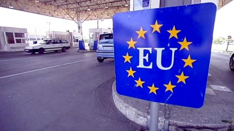 Украина повторяет путь Албании, где количество депортаций и отказов во въезде выросло после безвиза с ЕС. Фото: Українські Новини