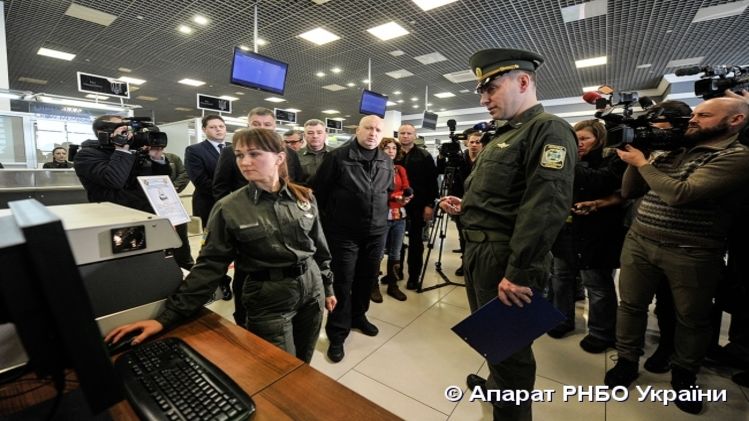 С 1 января 2018 года россияне на границе будут сдавать