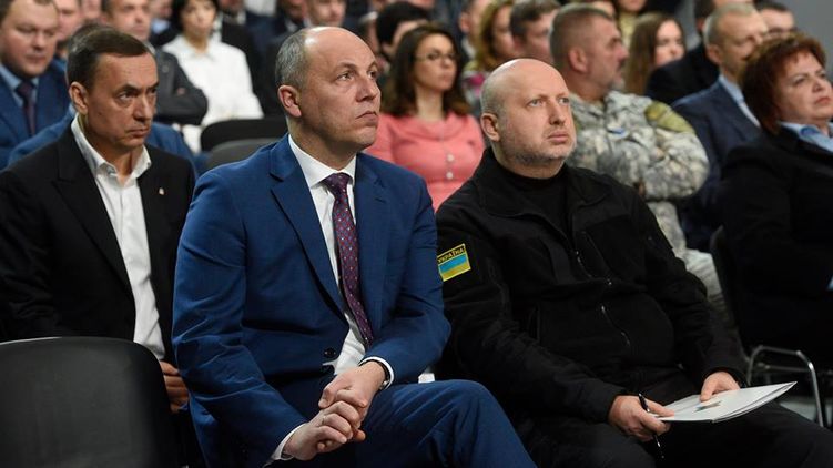 Секретарь СНБО Александр Турчинова (справа) размышляет о перспективах объединения его партии