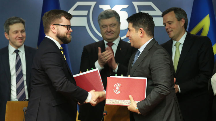 На подписании контракта