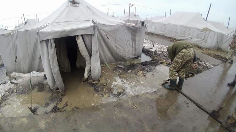 Военная палатка на полигоне