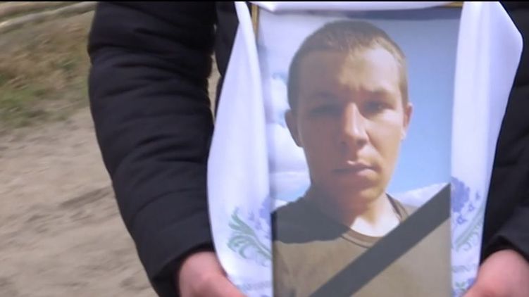 Похороны Андрея Власюка, которого официально объявили самоубийцей, но родня в это не верит
