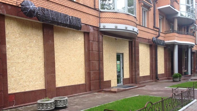 Работать российским банкам в Украине нелегко. Когда 20 мая по Киеву шел полк Азов, вывеску