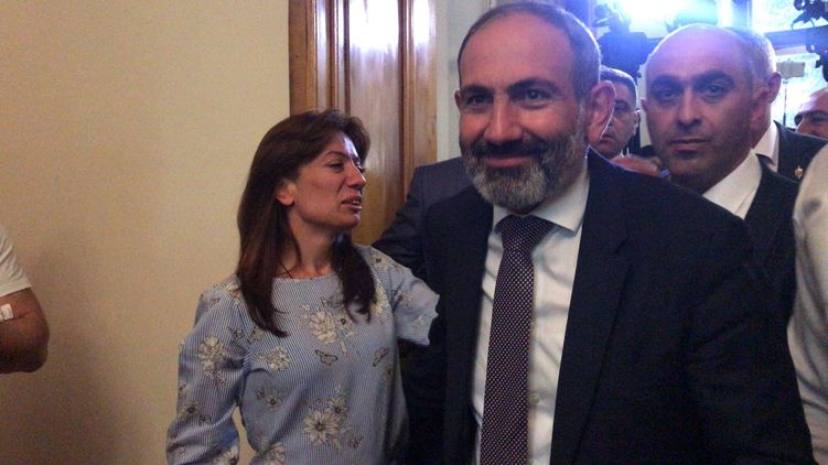 Никол Пашинян выходит из сессионного зала премьером Армении. Фото