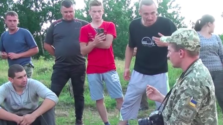 В селе под Румынией возник конфликт между местными и пограничниками. Фото: скриншот с видео