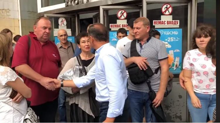 Олег Ляшко вышел на станции метро