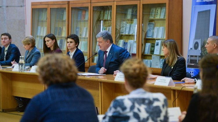 Петр Порошенко рассказывает о своем фонде-миллиардере. Фото пресс-службы президента