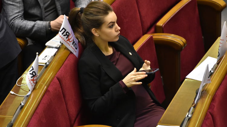 Алена Кошелева вчера в парламенте, фото: Изым Каумбаев,