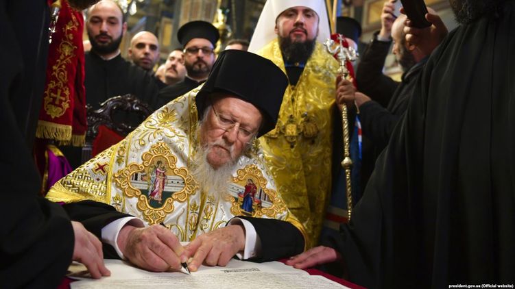 Выдача Варфоломеем Томоса на фоне раскола в православном мире может спровоцировать кровопролитие в Украине, пишет иноСМИ. Фото: president.gov.ua