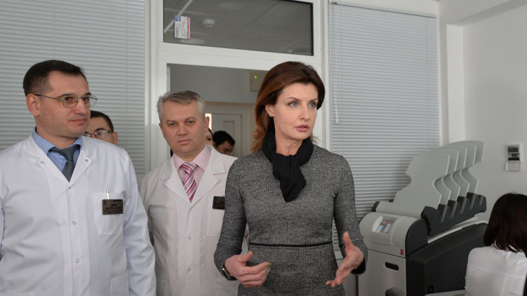 Марина Порошенко 23 февраля наведывалась в онкологический центр во Львове, где трудится Олег Дуда (на фото слева), который нынче выступил в поддержку президента. Фото: Гал-инфо.