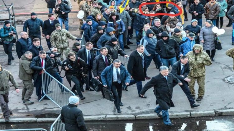 Порошенко быстро ретируется с места проведения митинга в Житомире, куда пришли представители