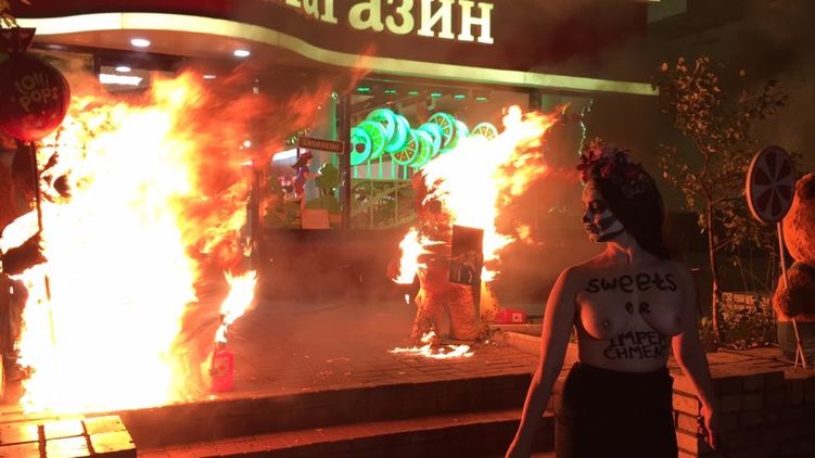 Огненный перфоманс у магазина Рошен в Киеве на Хэллоуин 2017 года. Фото