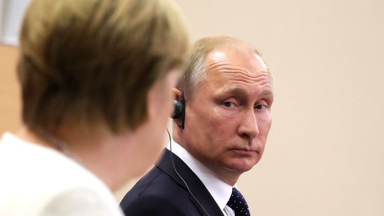 После отказа посылать корабли в помощь Порошенко канцлер Меркель лоббирует снятие санкций с России в Совете Европы. Фото: пресс-служба канцлера Германии