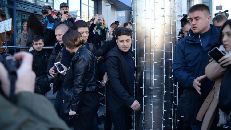 Фаворит президентских выборов в Украине Владимир Зеленский (в центре) пока прорывается без команды , фото: Изым Каумбаев,