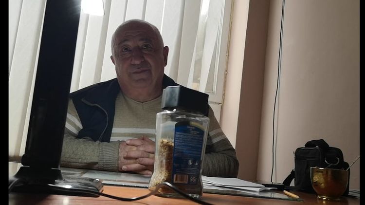 Обстановка в кабинете у отца Зеленского весьма скромная. Фото