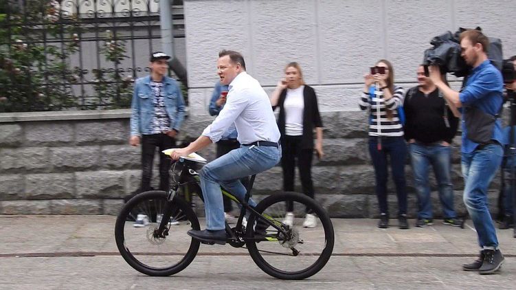 Олег Ляшко приехал в АП на велосипеде, фото: Изым Каумбаев,