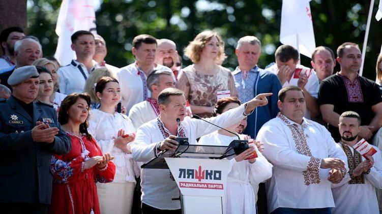 Олег Ляшко ведет на выборы своих соратников и беженцев из