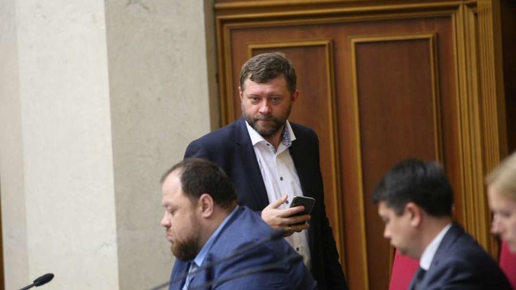 Александр Корниенко (в центре) готов сменить Дмитрия Разумкова на посту главы президентской партии