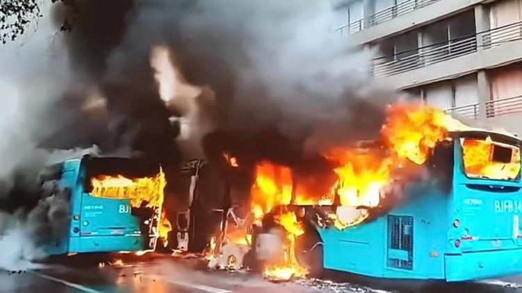 В Чили горят транспорт и здания на фоне массовых протестов против подорожания метро
