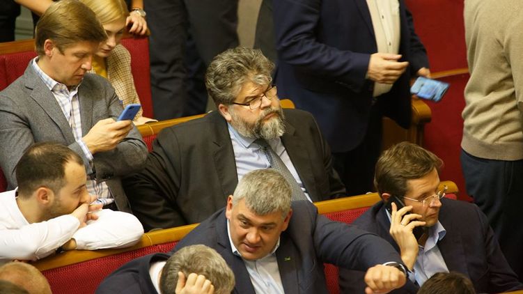 Богдан Яременко (в центре) пока остается главой комитета. хотя сменщиков ему уже нашли в
