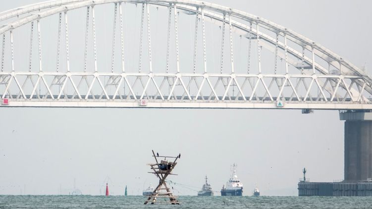 Корабли украинских ВМС россияне буксируют через Керченский мост. Фото