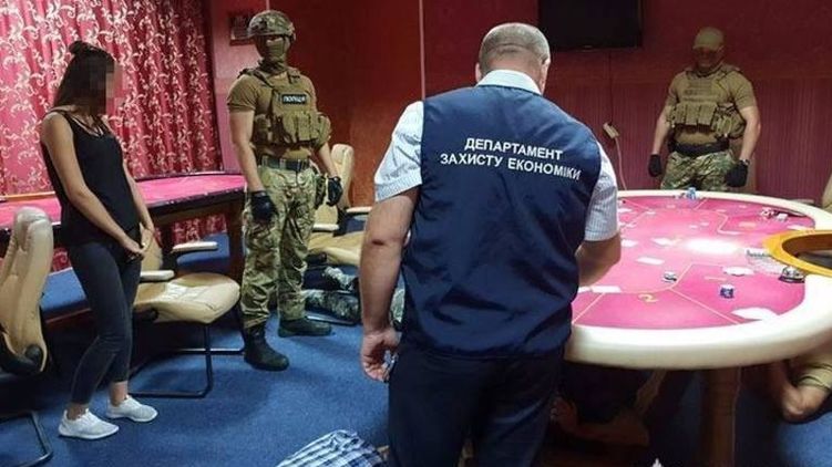 После провала законопроекта о легализации азартных игр МВД устроило рейд по нелегальным залам автоматов. Фото: МВД Украины