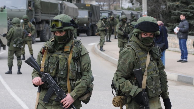 Военные без опознавательных знаков присутствуют возле морской пограничной охраны в Балаклаве (Крым), фото: