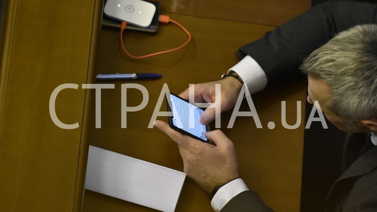 Руслан Рябошапка в Раде переписывается с Андреем Богданом, фото: Изым Каубмаев,