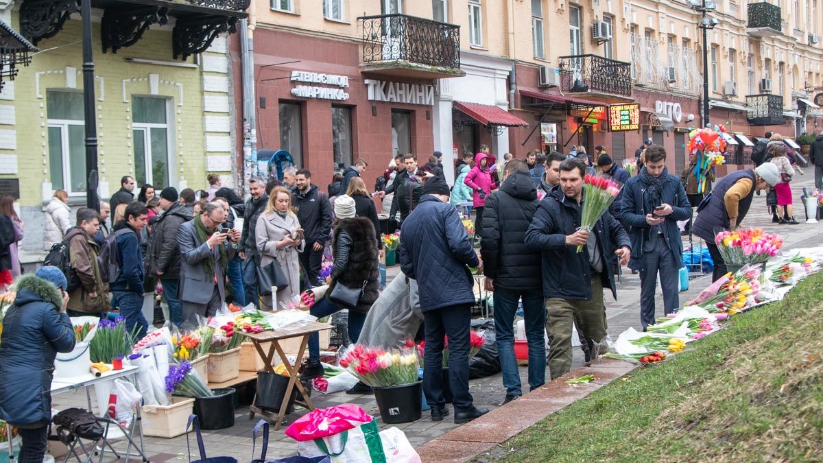 На улицах Киева накануне 8 марта было хорошо видно, готовятся украинцы к празднику или нет. Фото: Информатор