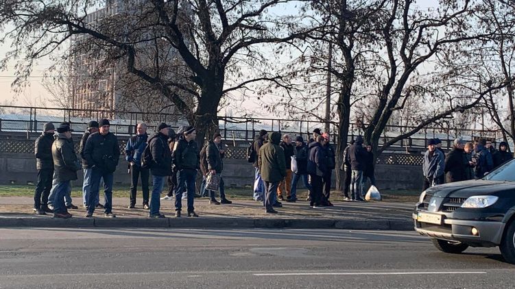 Киевляне ловят попутки, чтобы добраться на работу из пригорода. Фото