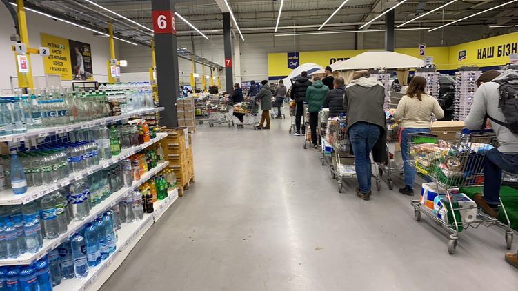 Во многих магазинах Украины выстраиваются очереди за едой. Фото: