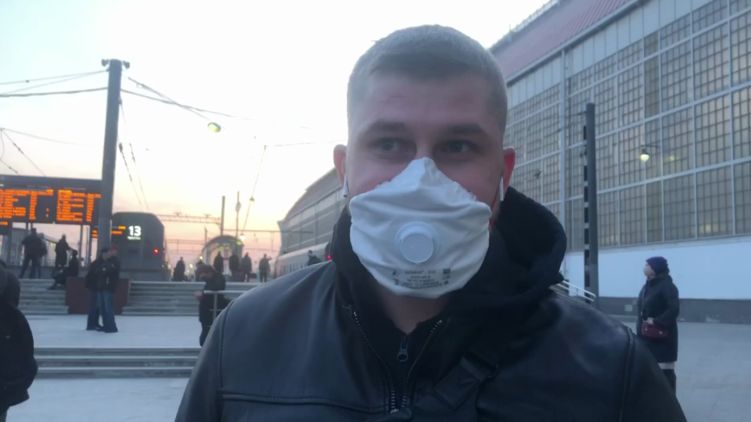 Граждане Украины пришли сегодня к последнему поезду из Москвы в Киев. Фото