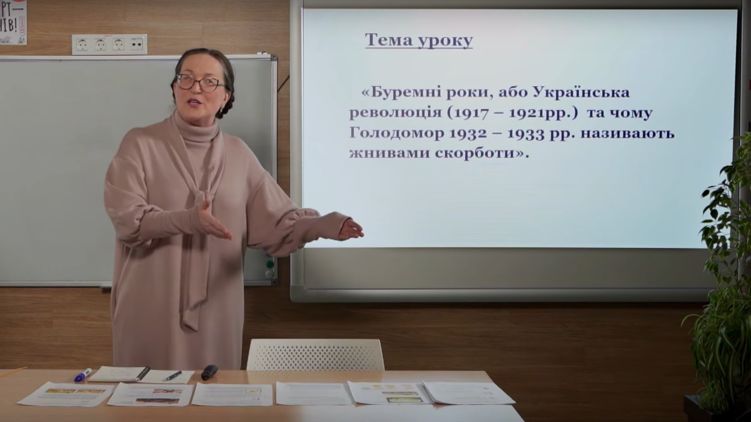 Элла Сытник учит пятиклассников истории в проекте