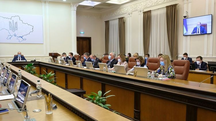 Правительство вряд ли разрешит украинцам дышать без защитных масок раньше мая. Фото: Facebook/ KabminUA