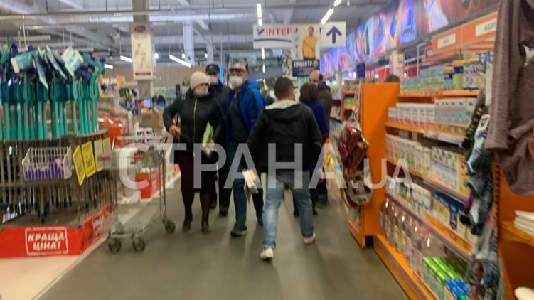 В Киеве продолжают работать строительные гипермаркеты. Фото: