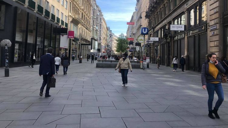 На улицах Вены уже много народу. Хотя почти все в масках. Фото