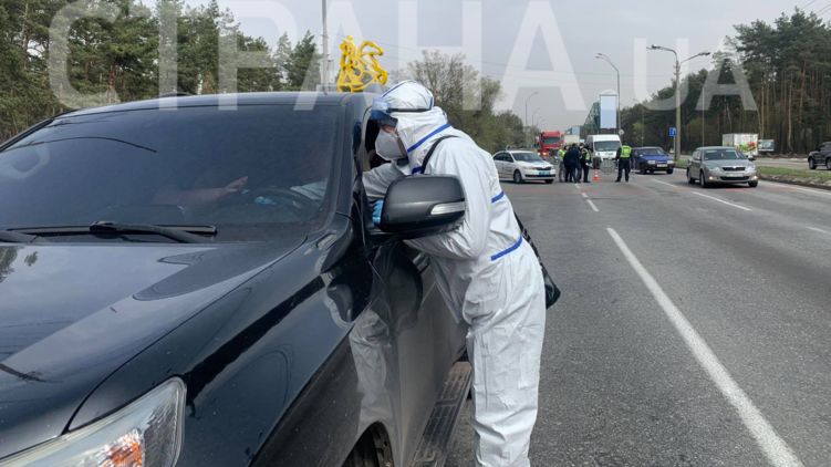 В Киеве сегодня начали измерять температуру на въезде. Фото
