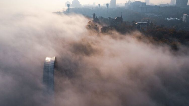 Улицы Киева заволокло гарью. Фото