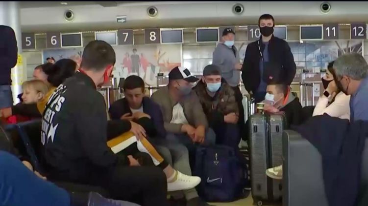 Чартер с заробитчанами в Лондон сначала заблокировали, но потом таки выпустили. Фото: стопкадр с видео