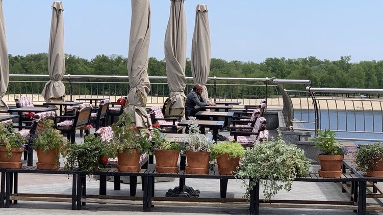 В Киеве на день раньше открылись летние площадки кафе. Фото