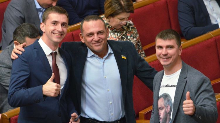 Максим Бужанский (в центре) в сессионном зале агитировал
