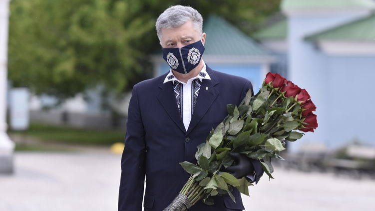 Нардеп Петр Порошенко в маске-вышиванке от студии