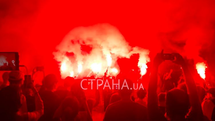 Сергей Стерненко под Шевченковским судом. Фото