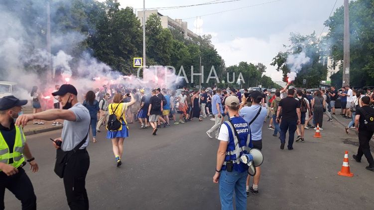 Сторонники Стерненко перегородили дорогу под Шевченковским судом Киева. Фото