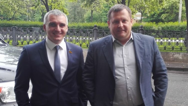 Мэр Днепра Борис Филатов (справа) и мэр Николаева Александр Сенкевич объединяются с другими градоначальниками в